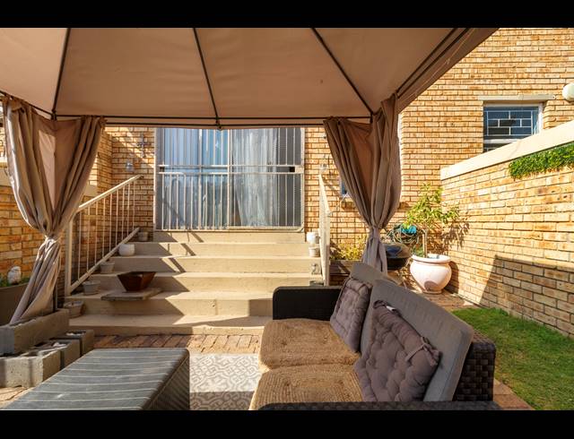 3 BEDROOM TOWNHOUSE FOR SALE IN WILGEHEUWEL